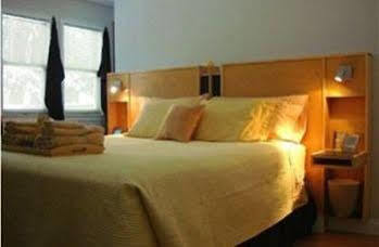 Whitman House 3*